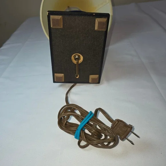 Vintage New York Yankees MLB Baseball Batting Helmet Desk Lamp with Shade - Picture 5 of 5